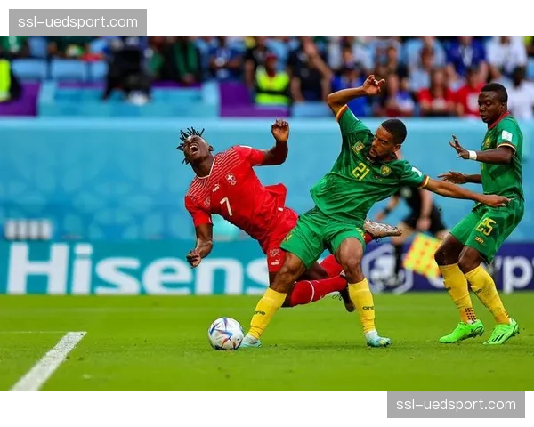 温情一幕,圣西罗球迷为对手阵中的旧将恰尔汗奥卢鼓掌