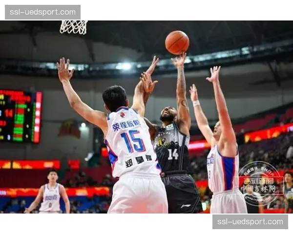 吉林队摩尔连得5分缩小分差,深圳队暂停调整战术 吉林队摩尔连得5分缩小分差,深圳队暂停调整战术